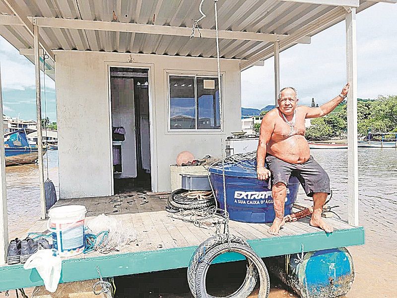 Pirata portela, na casa flutuante, feita de aço inox e compensado naval. Residência foi presente de um amigo (Foto: Roberta Bourguignon)