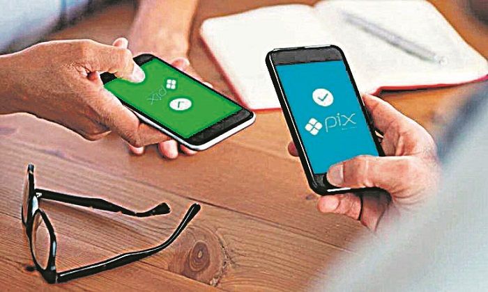 Clientes usam celular para fazer transações entre contas bancárias (Foto: Divulgação)