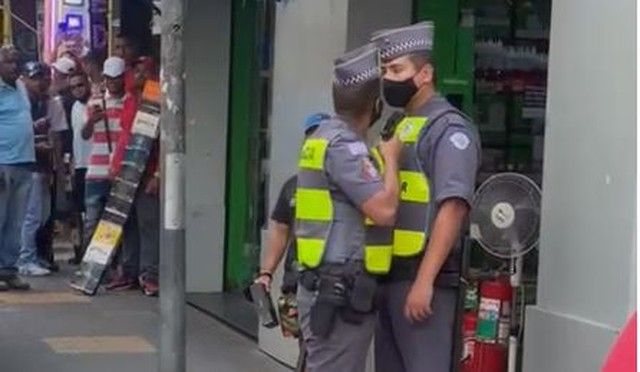 Policiais militares se desentendem na esquina das ruas Santa Ifigênia e dos Timbiras (Foto: Reprodução / Twitter)