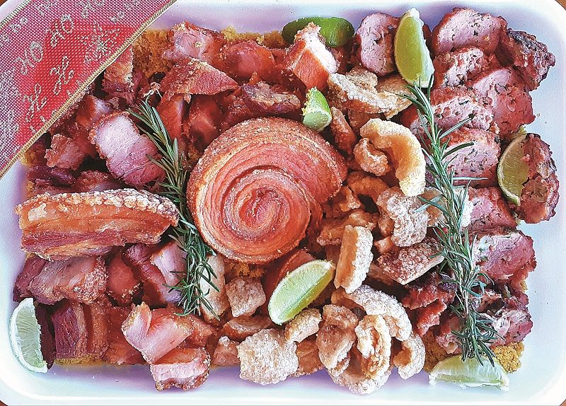 Porção com três tipos de torresmos (barriguinha, rolo e torresminho), bolinhos de linguiça e farofa natalina da Casa do Torresmo. (Foto: Casa do Torresmo/Divulgação)
