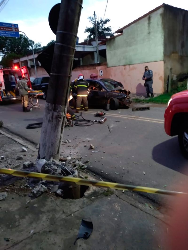 Poste ficou destruído com o impacto do acidente (Foto: Compartilhado por leitor)