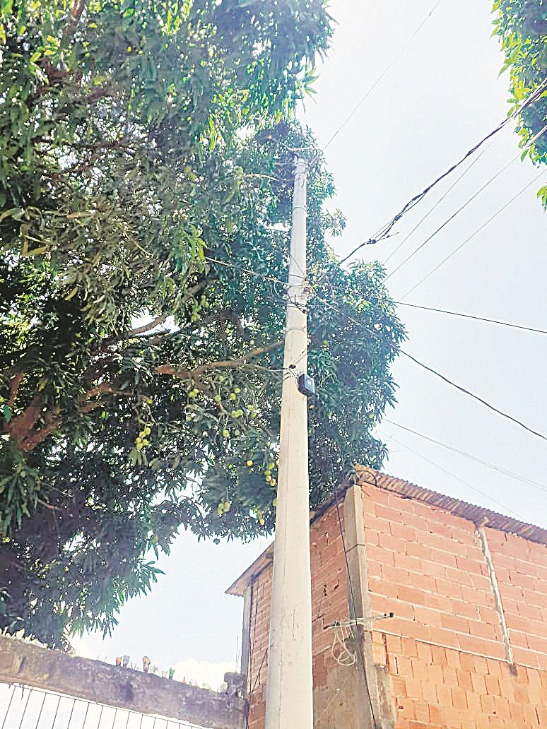 Poste no bairro Vale dos Reis (Foto: Marcelo Mendes Blunck)