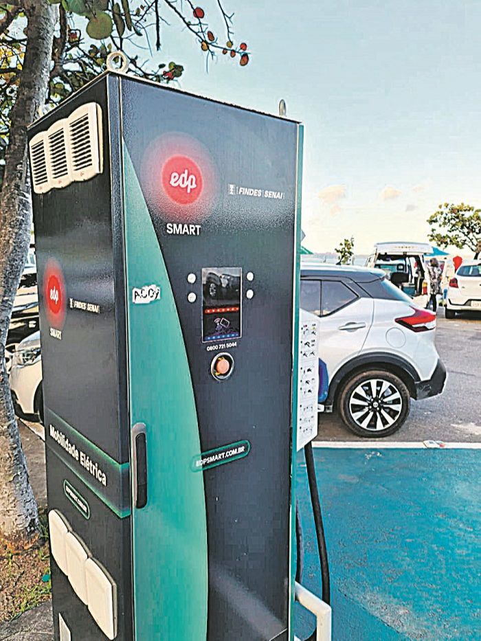 Posto de recarga de carros elétricos e híbridos da EDP Smart, em Camburi (Foto: Lucas Assis Santos)