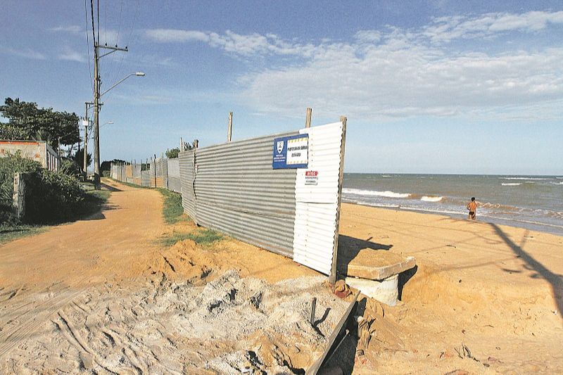 Estrutura que impedia o acesso de moradores e turistas à Praia de Manguinhos, no município da Serra (Foto: Fábio Nunes/ AT )