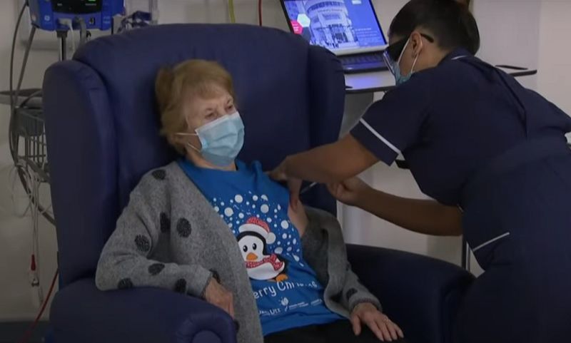Margaret Keenan, de 90 anos, foi a primeira pessoa a ser vacinada contra a Covid-19 no Reino Unido (Foto: Reprodução Youtube)