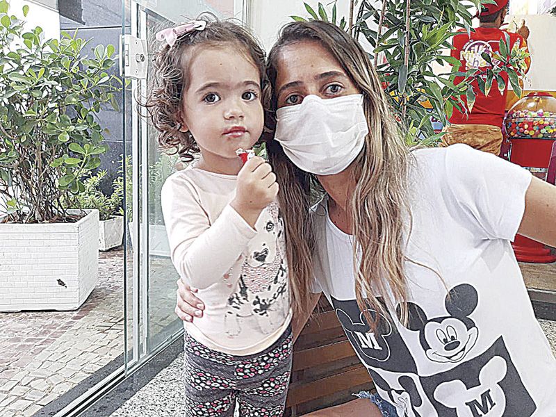 Professora Jeane Fernandes Goulart, de 34 anos, e a filha Fernanda, 2 (Foto: Roberta Bourguignon / AT)