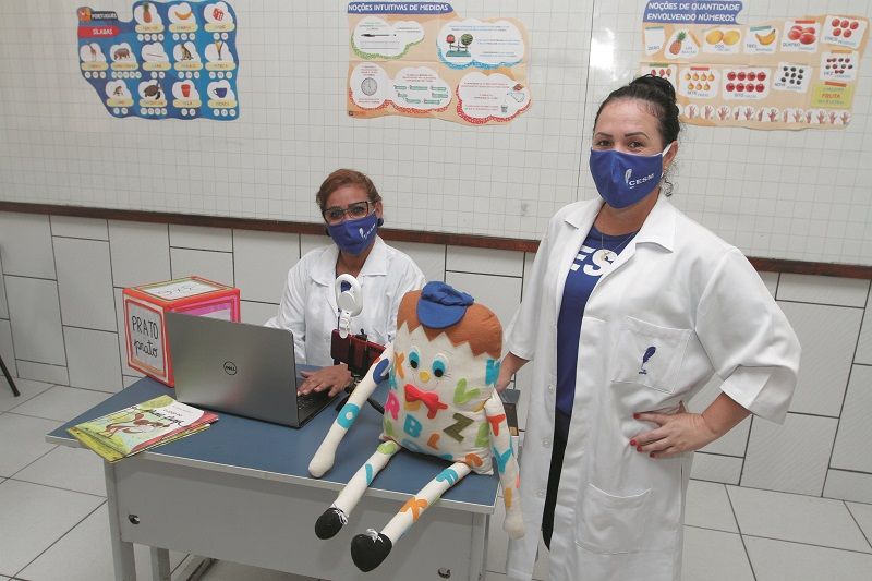 Professoras Lucinea e Elisangela: vídeos e lives para ensinar os alunos (Foto: Fábio Nunes/AT)