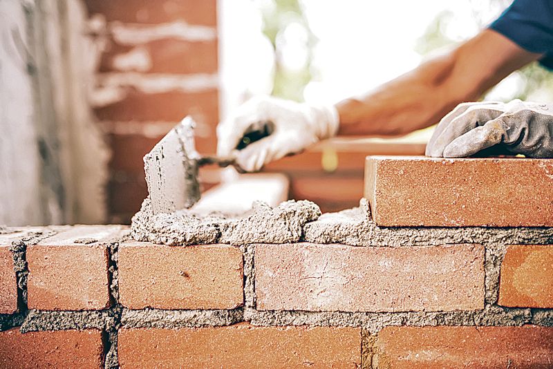 Há vagas para trabalhar como pedreiro abertas na Agência do Trabalhador de Cariacica e no Sine da Serra (Foto: Istock)
