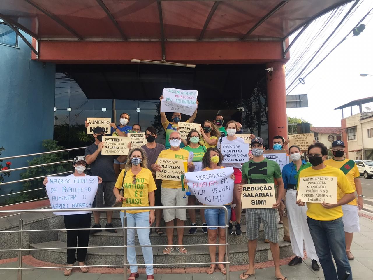 Manifestantes protestaram em frente a Câmara contra projeto para aumentar salários (Foto: Divulgação)
