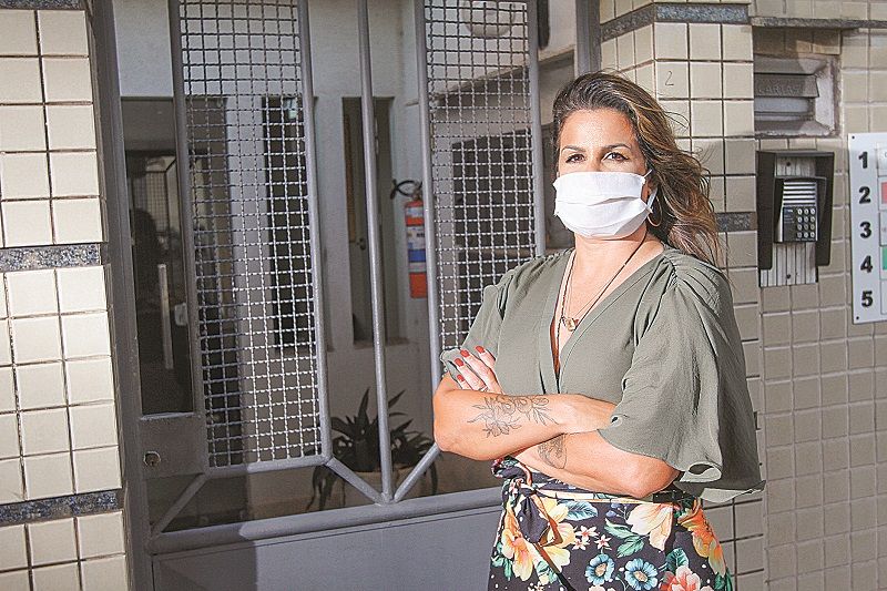 Camila Lima começou a trabalhar com roupa feminina há um mês: bandidos teriam usado até um caminhão no roubo (Foto: Beto Morais/AT)