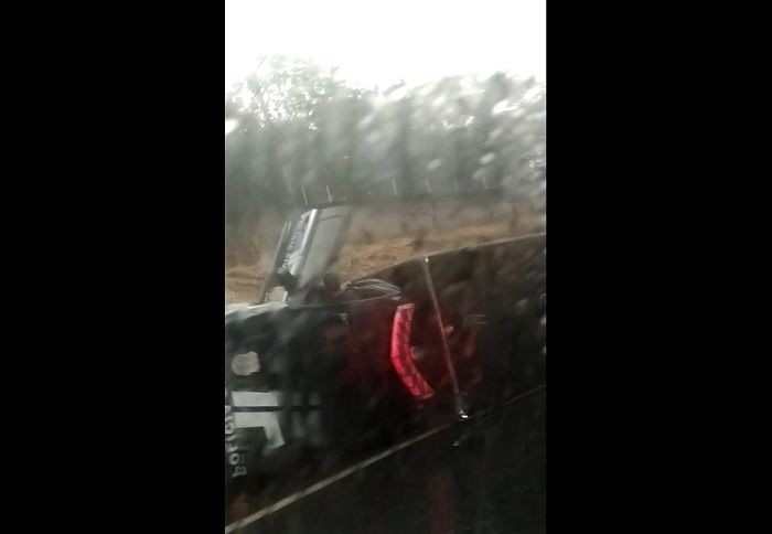 Veículo tombou mas ninguém se feriu (Foto: Reprodução vídeo)
