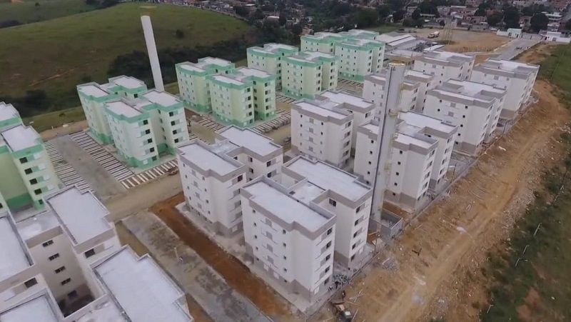 Registro mostra caixas d'água em condomínio ainda durante a construção (Foto: Reprodução/Alpha Construtora )
