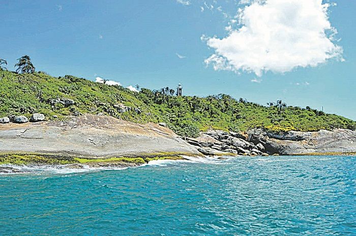 A pesquisadora Jane de Oliveira mostra serpente encontrada na ilha. Local reserva muitas histórias e lendas (Foto: Alessandro de Paula)