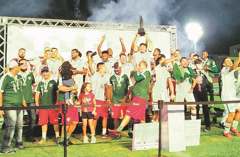 Jogadores do Rio Branco de Venda Nova erguem o troféu de campeão (Foto: Cid Fernandes/Rio Branco VN)