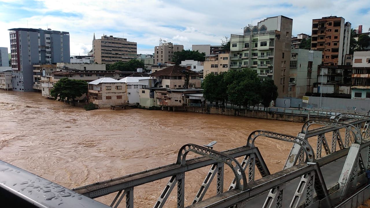 Rio Itapemirim, em Cachoeiro de Itapemirim (Foto: Enviada por WhatsApp)