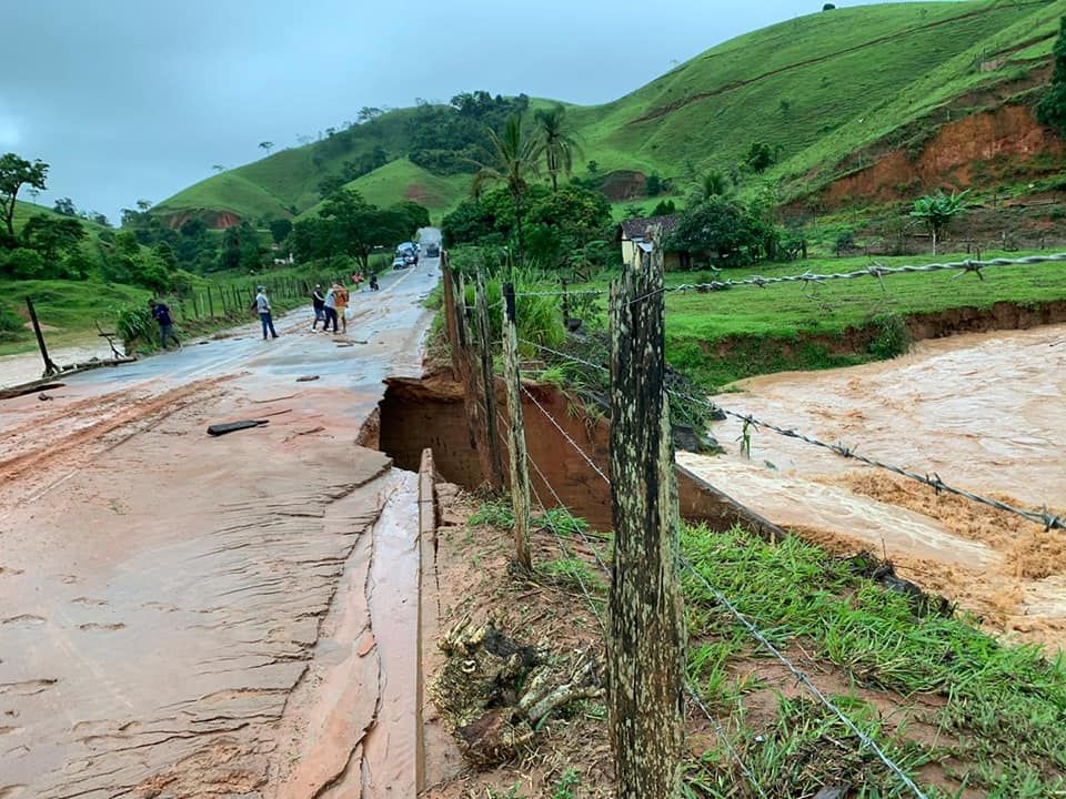 Forte chuva provocou interdição em rodovia (Foto: Enviada por WhatsApp)