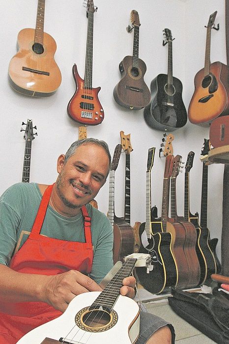 O músico Ronaldo de Souza Brito, (Roni Beris), 47, tem uma oficina em Itapuã, Vila Velha. Lá faz manutenção, regulagem e reparo de todos os instrumentos de corda, como violão, cavaquinho, baixo, guitarra, entre outros. “Na pandemia, muita gente que estava com instrumento parado reformou e voltou a tocar. São pessoas que gostam de tocar no fim de semana com a família, ou de estudar uma musiquinha”, contou. Ele também atende os músicos profissionais. (Foto: Kadidja Fernandes/at)