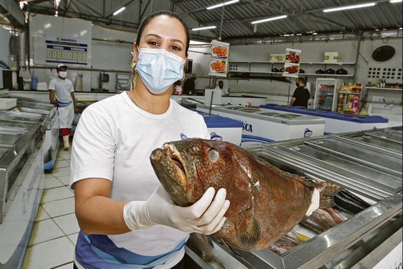 Rosana Viola é proprietária de uma peixaria na Prainha, em Vila Velha (Foto: Fábio Nunes / AT)