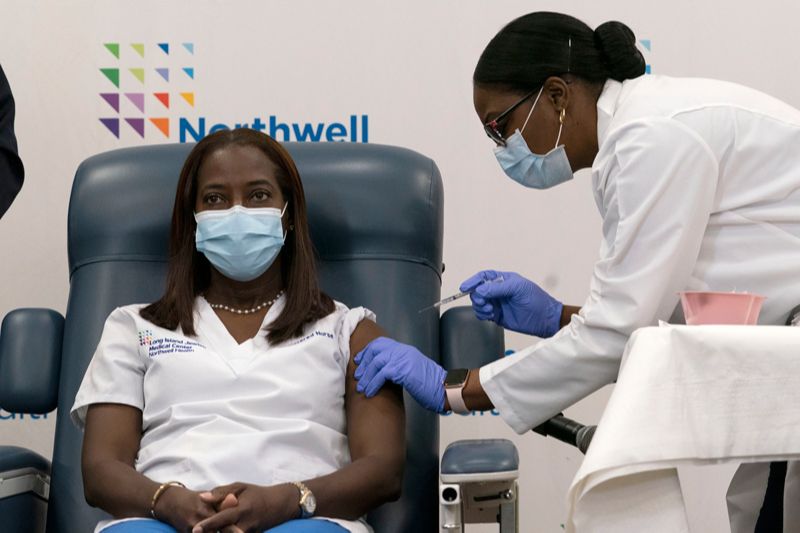 Sandra Lindsay, uma enfermeira do Long Island Jewish Medical Center, recebe a primeira dose da vacina contra a covid-19, da Pfizer-BioNTech (Foto: Mark Lennihan / AP / Agência Estado)