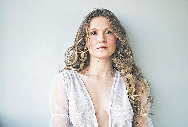 Aline Jones, 29, diz que atuar estimula sua empatia com os outros e suas dores e a transforma em um ser humano melhor (Foto: Divulgação)