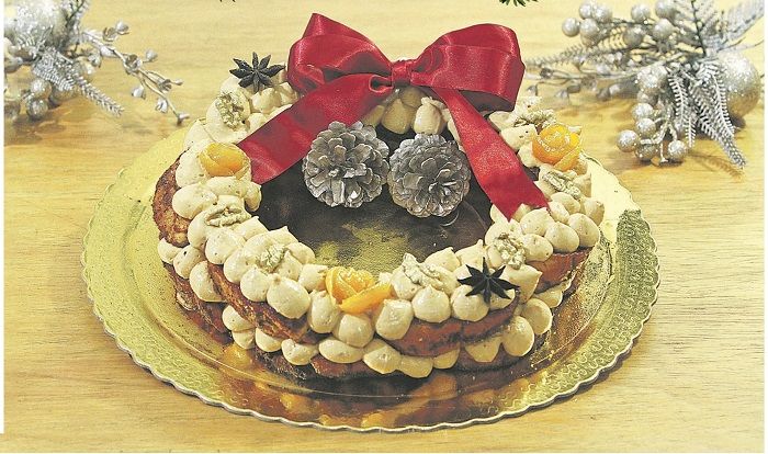 Guirlanda de rabanadas, embebidas em licor de doce de leite e com gotas de mousse. Para decorar, nozes e flores de damasco (Foto: Leone Iglesias/AT)