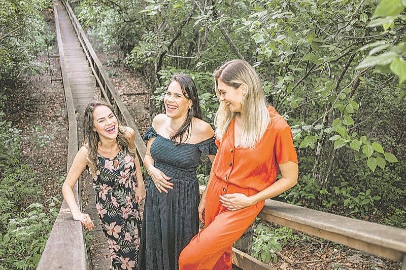 Louise, grávida de 3 meses, Helida, de 6, e Rayane, de 3, se reuniram para um ensaio fotográfico em Anchieta (Foto: Marcela Sampaio/ Divulgação)