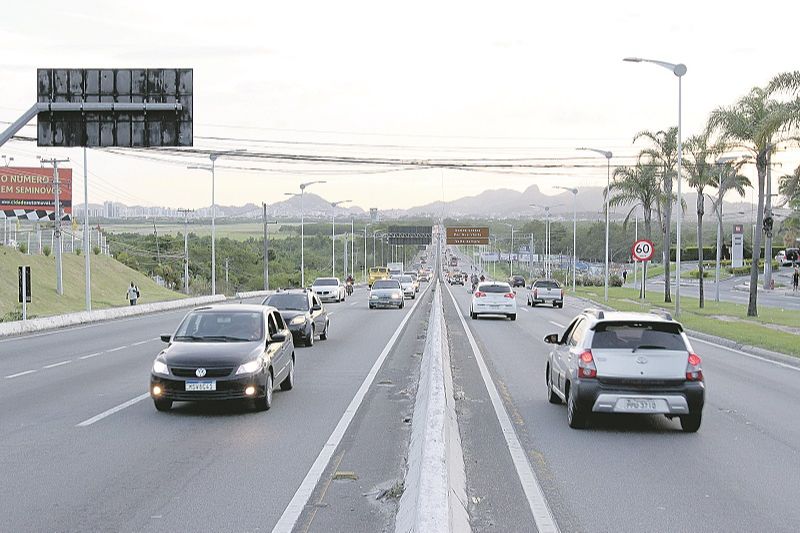 Reta do Aeroporto, divisa das cidades, próximo de onde vai ser feita obra: uma nova passagem será construída entre os dois municípios, por baixo da via (Foto: Leone Iglesias/ AT)