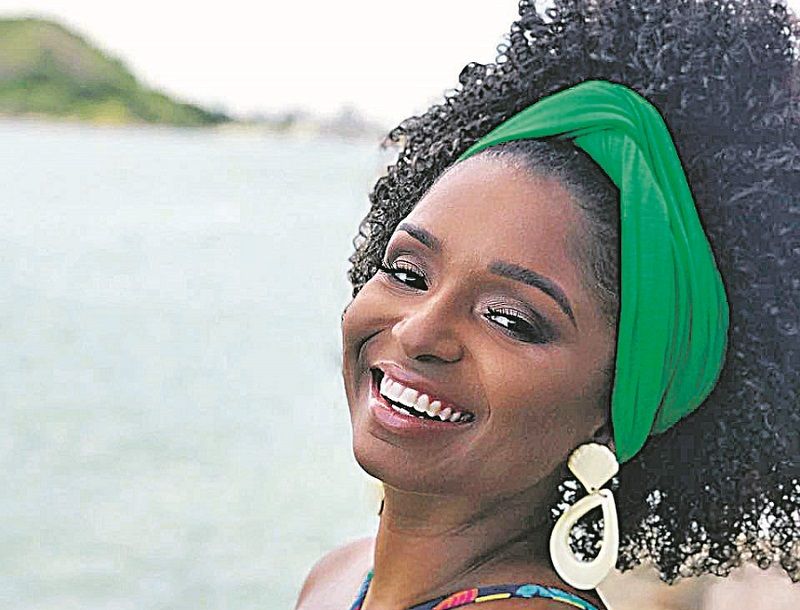 Klícia Reis usa turbante sempre que pode para “dar um tapa no visual” (Foto: Divulgação)