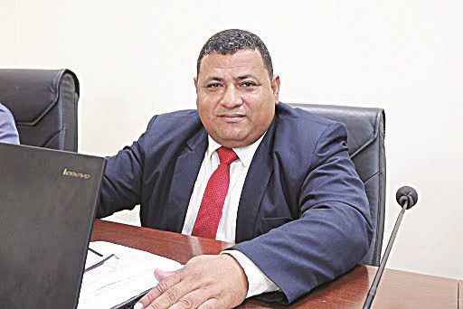 Cleber Pombo explicou a compra e mostrou a nota fiscal (Foto: Câmara de Anchieta)