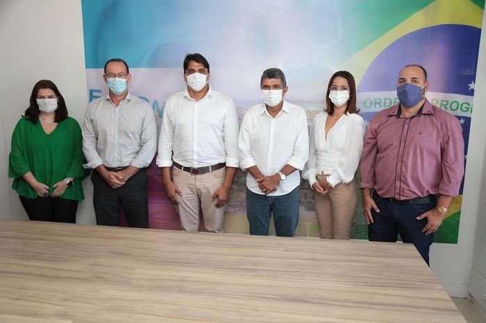 Vidigal (terceiro da direita para esquerda) com os novos secretários de sua gestão (Foto: Divulgação)