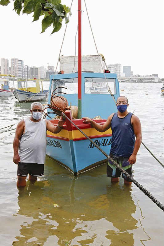 Vilson e Joaquim denunciam uso de redes com 1,5 km de comprimento (Foto: Fábio Nunes/AT)