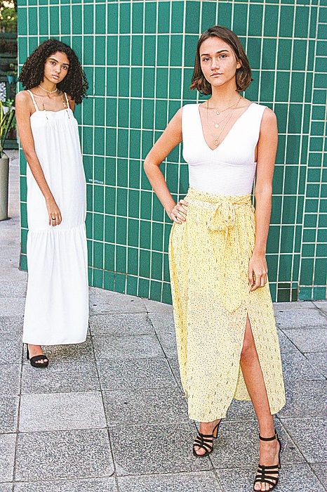 Modelos Eduarda e Marina vão usar roupa leve e muito confortável na virada do ano (Foto: Leone Iglesias/AT)