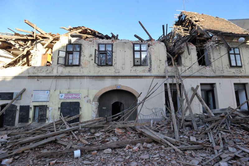 Vista dos estragos causados pelo terremoto que atingiu a cidade de Petrinja, a 50 quilômetros da capital da Croácia, Zagreb (Foto: Associated Press / Agência Estado)