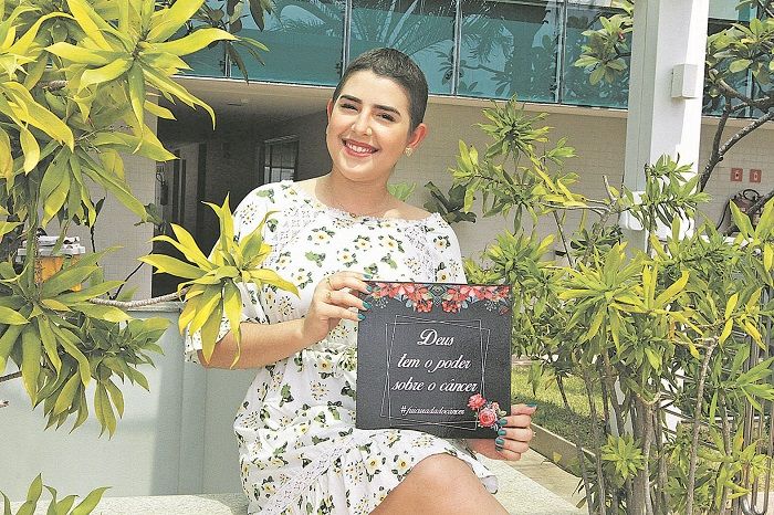 Yasmin Barbosa Leal, de 19 anos, foi diagnosticada com linfoma de Hodgkin, um tipo de câncer no sistema linfático (Foto: Kadidja Fernandes/AT)
