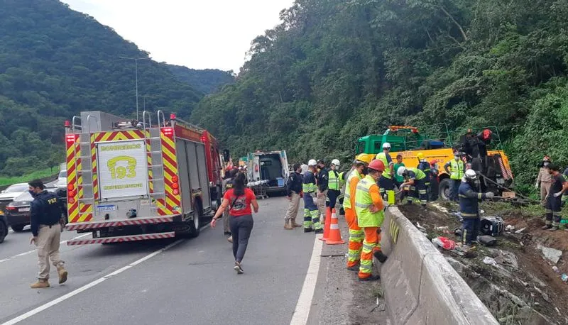 Imagem ilustrativa da imagem Acidente com ônibus de turismo deixa ao menos 21 mortos e 33 feridos
