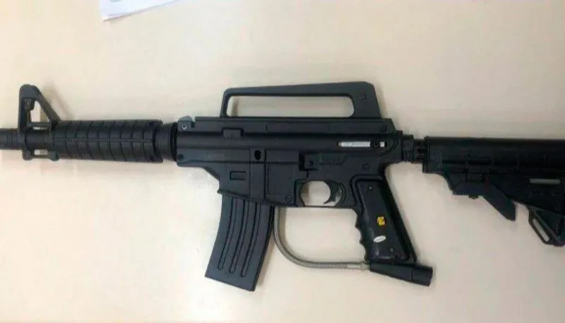 Imagem ilustrativa da imagem Polícia apreende simulacro de fuzil na casa de Nego do Borel