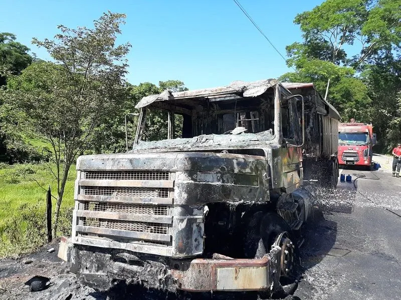 Imagem ilustrativa da imagem VÍDEO | Carreta pega fogo e assusta motoristas na Rodovia do Frade