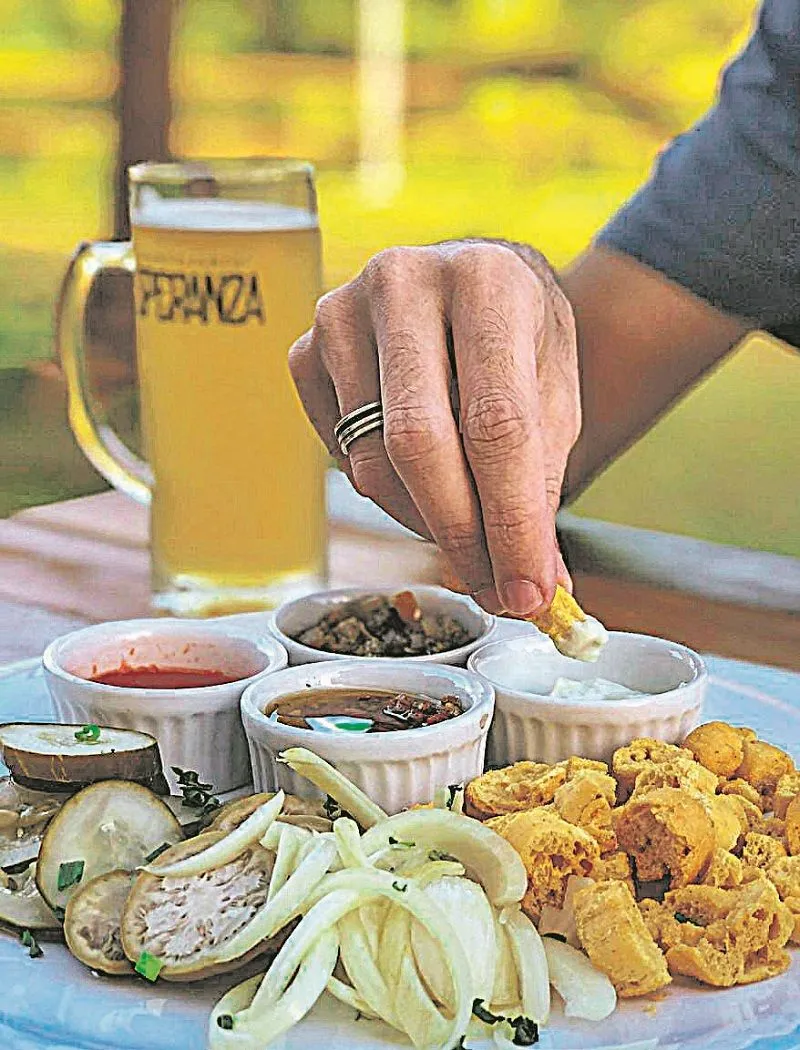 Além da cerveja, a Cervejaria Speranza oferece petiscos, pratos, antepastos, geleias e molhos.