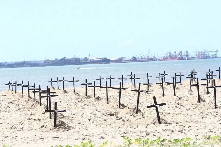 Homenagem feita para vítimas da Covid na Praia de Camburi em junho de 2020.