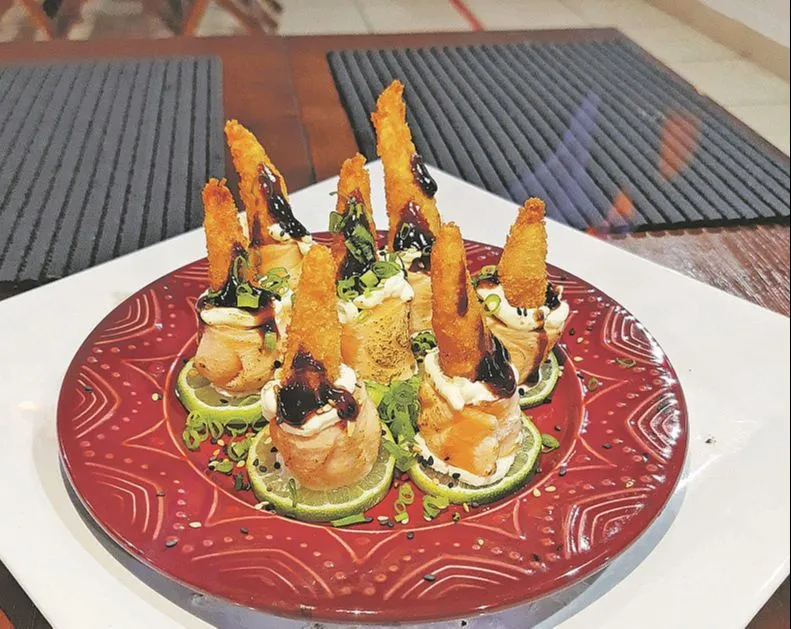 Além de drinques, porções e cervejas, o carro-chefe  do La em Casa Sushi Bar, na Praia do Morro, é a comida japonesa.
