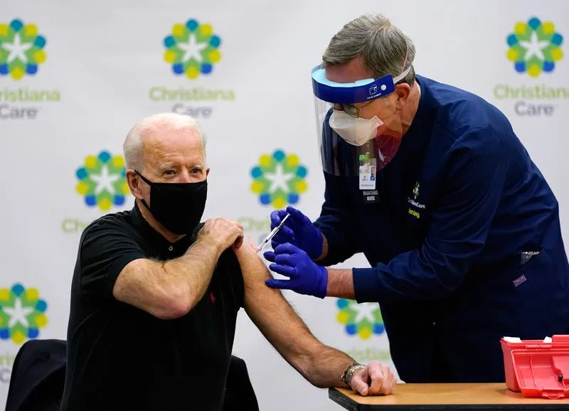 O presidente eleito dos Estados Unidos, Joe Biden, recebe a segunda dose da vacina da Pfizer contra a covid-19
