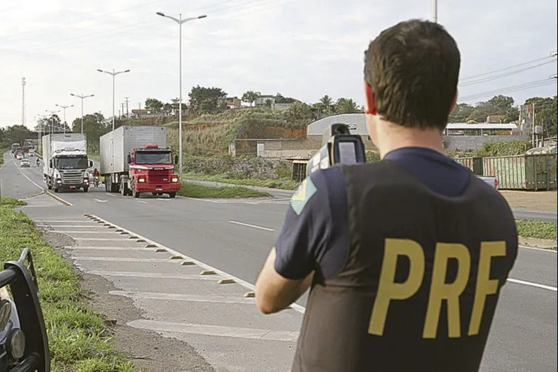 Policial rodoviário federal durante ação de fiscalização: salários oferecidos chegam a R$ 10.357
