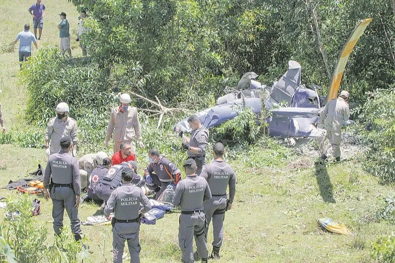 Bombeiros realizam resgate após queda de helicóptero em Vila Velha
