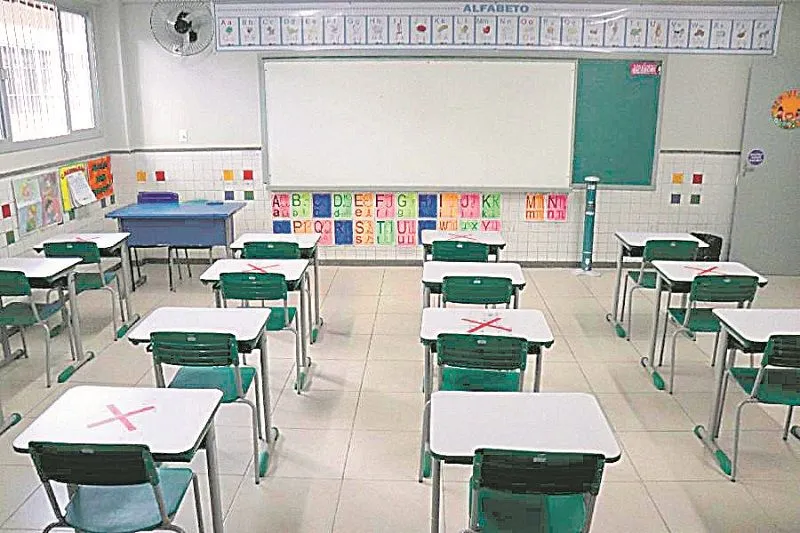 Sala de aula em Viana preparada para receber alunos: distanciamento