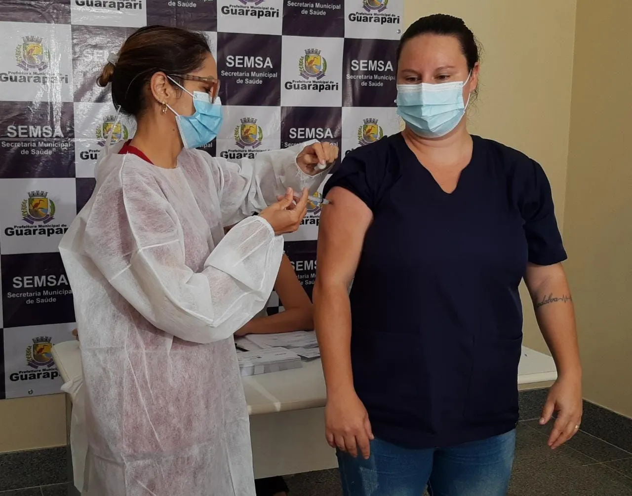 Imagem ilustrativa da imagem Auxiliar de serviços gerais da UPA é a primeira vacinada contra o coronavírus em Guarapari