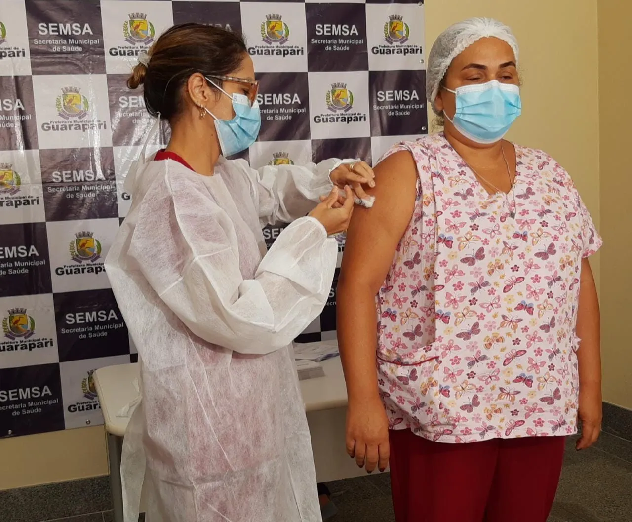 Imagem ilustrativa da imagem Auxiliar de serviços gerais da UPA é a primeira vacinada contra o coronavírus em Guarapari