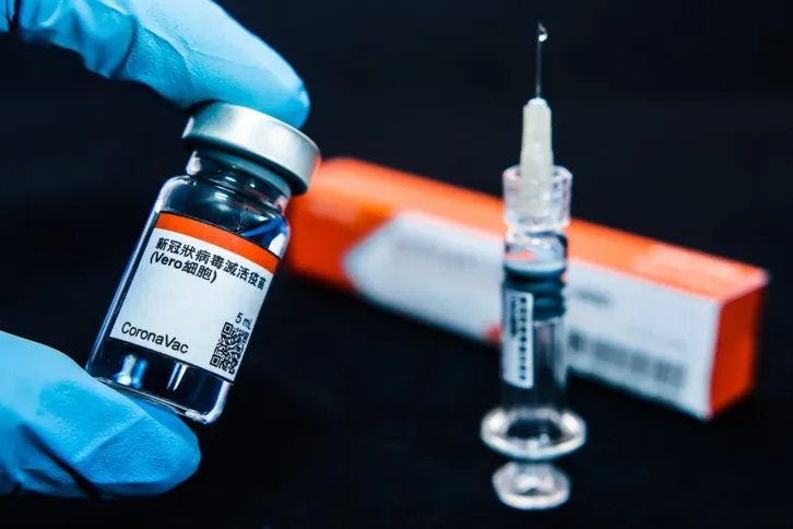 a Coronavac – vacina desenvolvida pelo Instituto Butantan, em parceria com a farmacêutica chinesa Sinovac