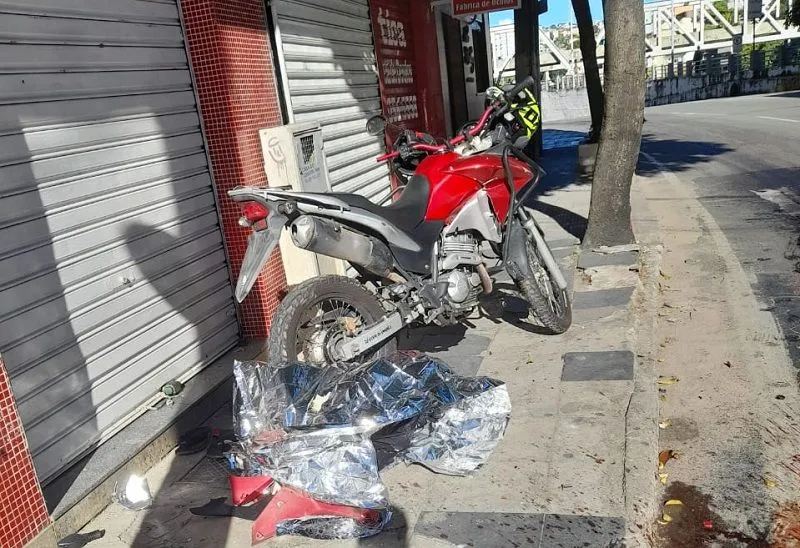 Imagem ilustrativa da imagem Motociclista morre após colidir em prédio no Centro de Cachoeiro