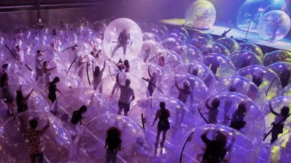 Imagem ilustrativa da imagem Banda coloca músicos e público em bolhas infláveis durante show