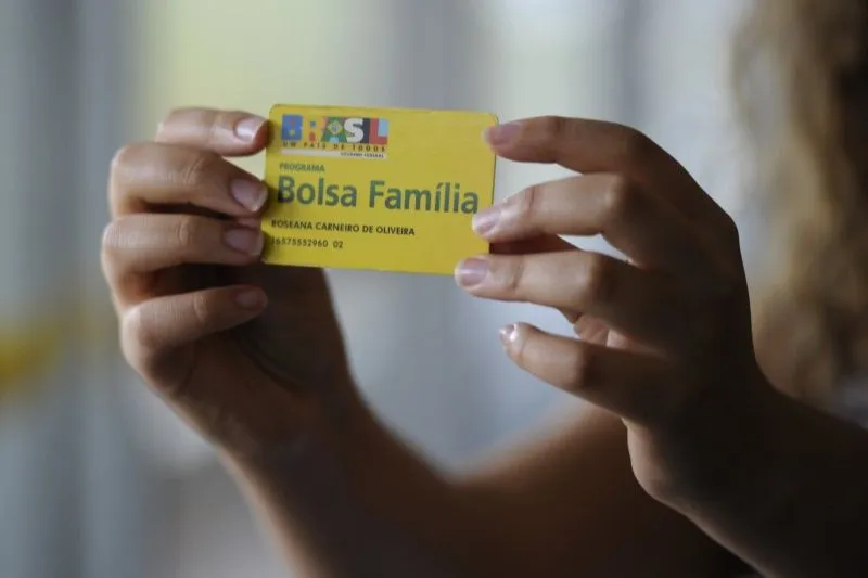 Imagem ilustrativa da imagem Beneficiários do Bolsa Família vão receber novo auxílio emergencial a partir de abril